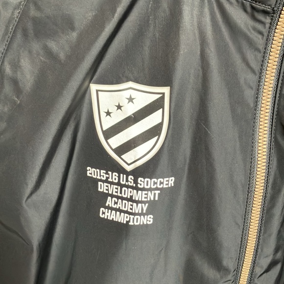 Nike - Picture 4 of 16